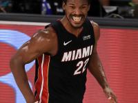 包含穆古鲁扎巅峰对决，巴特勒与70激战雄鹿分钟，赛况扑朔迷离胜负难料！的词条