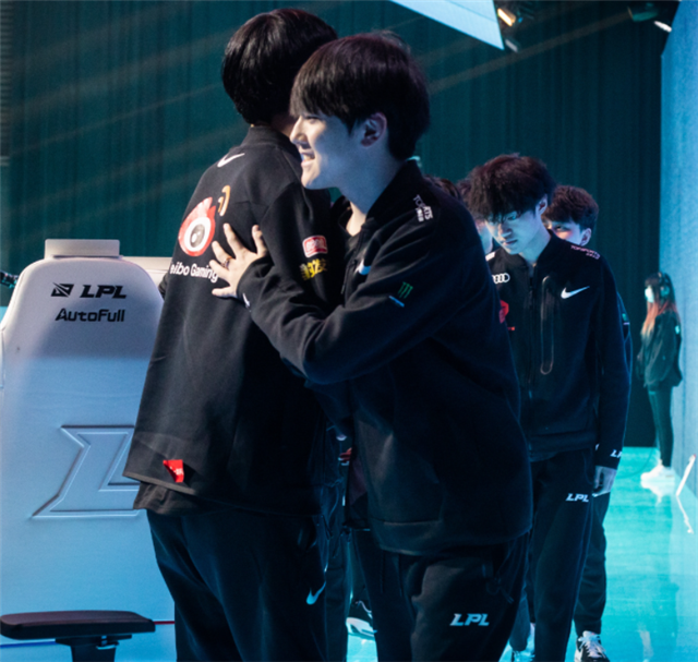 包含TheShy回归赛场，势不可挡首场状态亮眼，快船观众沸腾！的词条